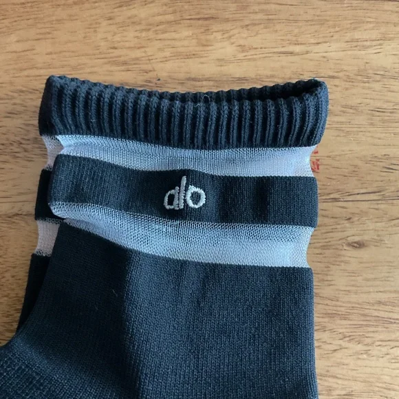 ALO Yoga Women's pulse Grip Socks black M/L retails $38 Pilates black - Picture 4 of 5